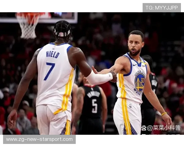 库里迎着双人包夹投进三分，勇士再度反超